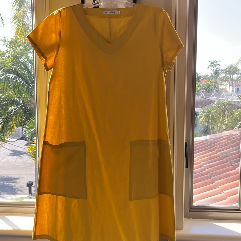 Yellow loose dress with pockets in front